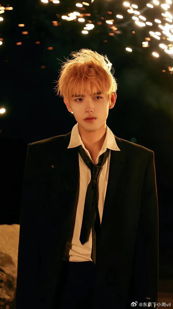 陈飞宇回归金发 陈飞宇金发重磅回归🥳 浅金色发丝搭配他桀骜清冷的气质，少年感直