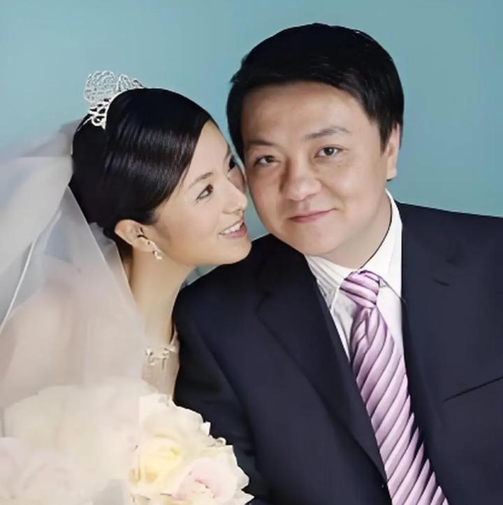 董路的妻子不但很美，还十分低调，两人非常恩爱，把日子过得暖意融融。妻子长相清秀美
