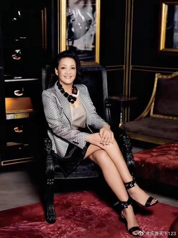 张兰就是那种吃力不讨好的人，
为了儿子尽心尽力，却总被儿子嫌弃，
汪小菲44岁了