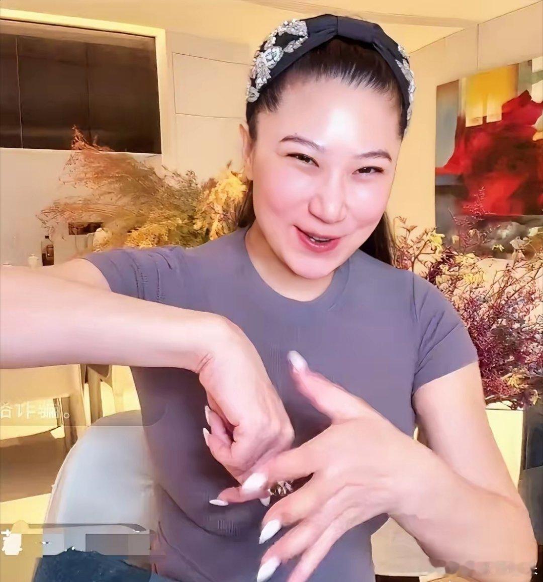 CoCo 说姐卖货不丢人，聊天也不丢人今晚CoCo就只聊天不卖货，直播间在线人数