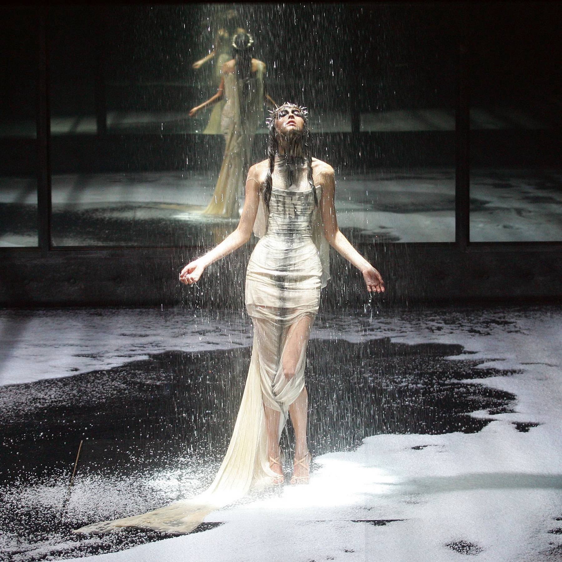Alexander McQueen2004 “BLACK” Show 