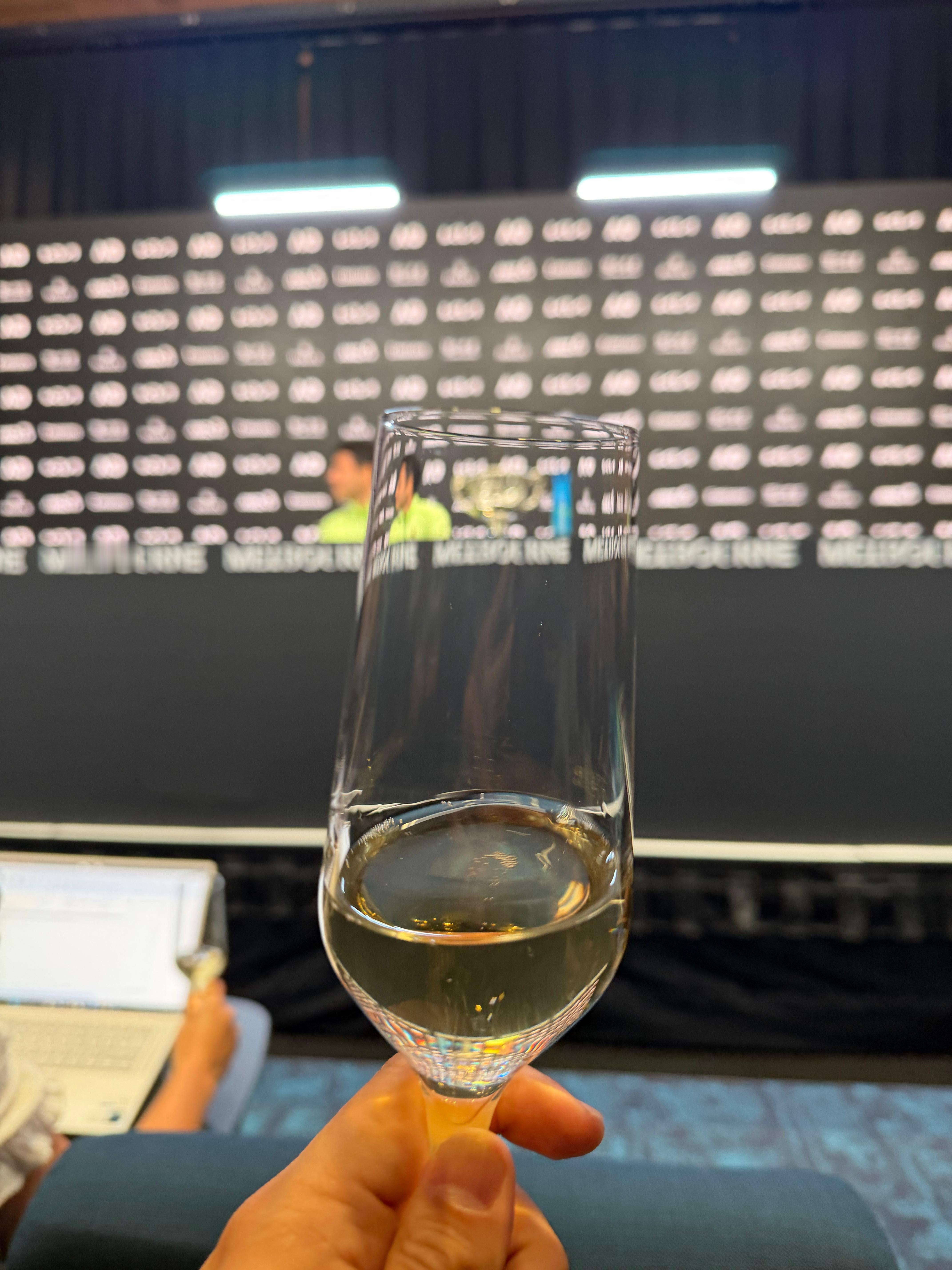 阿卡的庆功酒喝上了！他说It’s really nice!澳网2026澳网阿尔卡