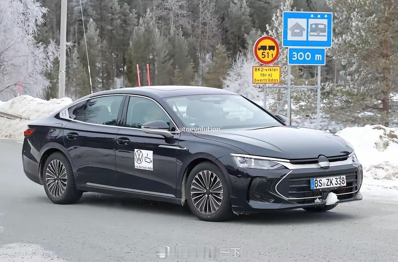 大众新一代帕萨特在德国路试，贴的是比亚迪汉的伪装图纸，好一波瞒天过海，也算是对中