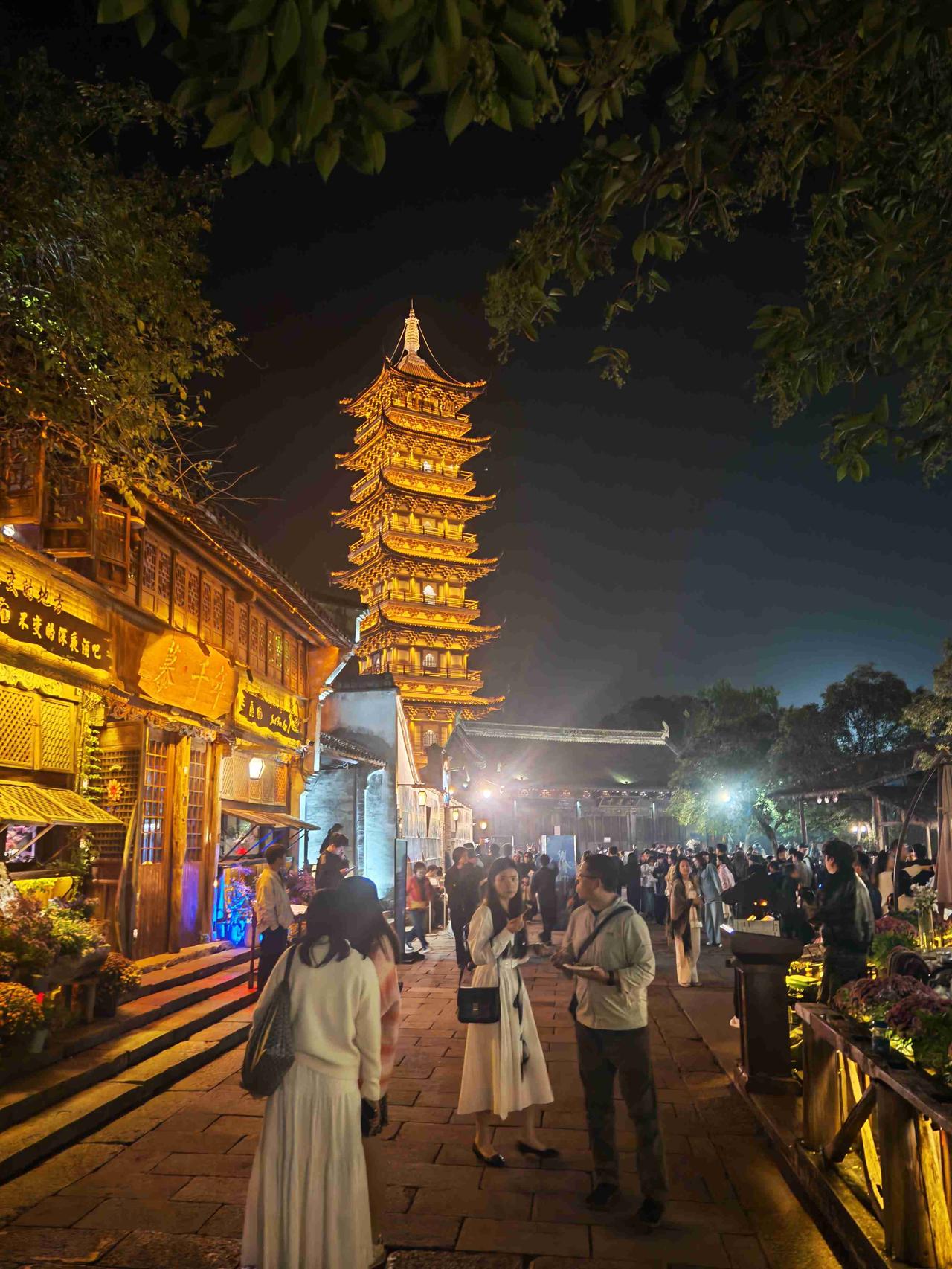 乌镇晚上天黑以后开灯，美绝了
乌镇西站门票150块钱，你要记住了，无论白天还是晚