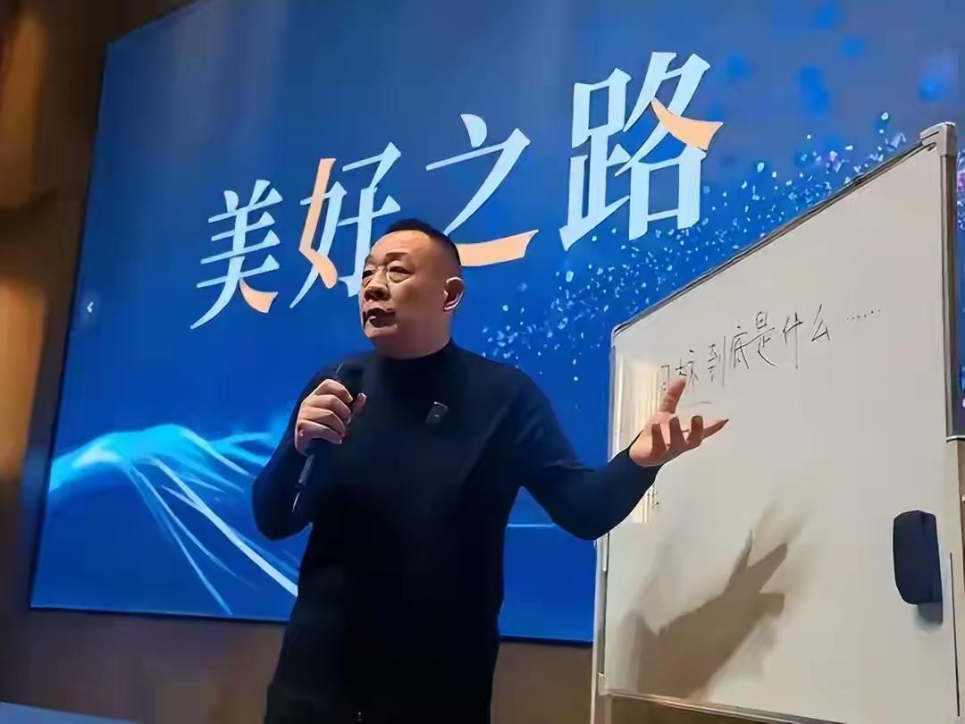 胖东来到底有什么神一般的操作呢?她的核心之处在于对人的尊重。把人的利益和企业利益