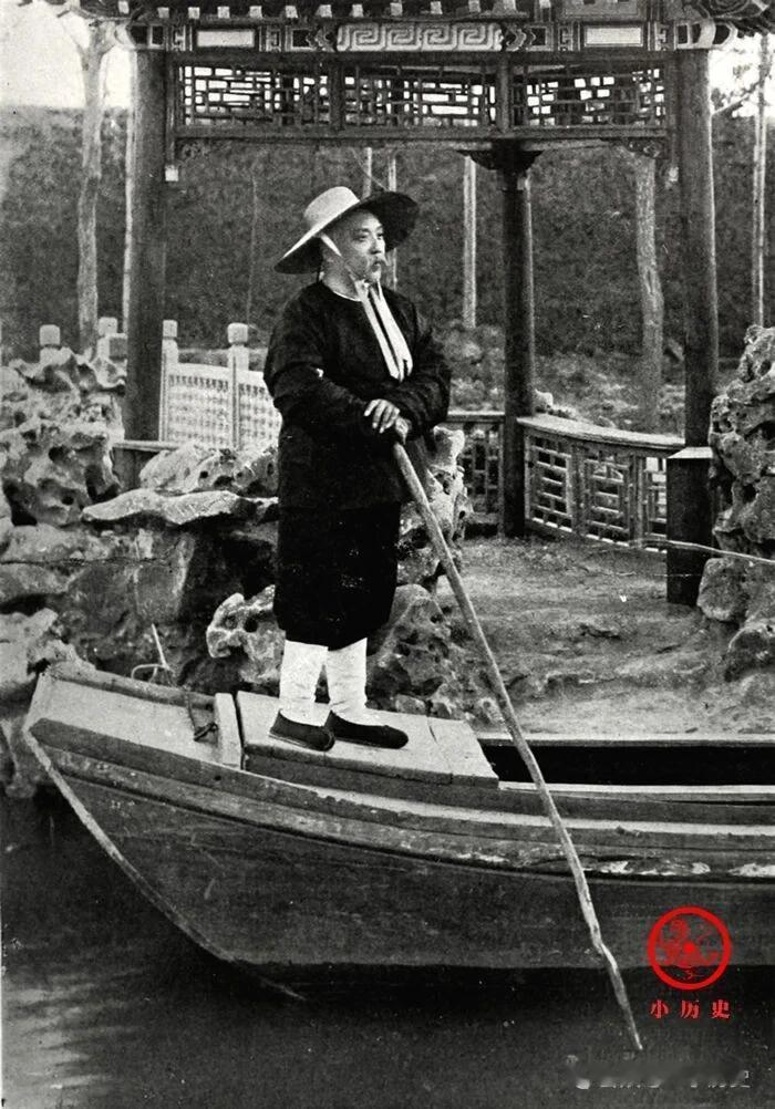 【晚清老照片：狡猾的袁世凯，在洹上豪宅里扮渔夫】1909年，摄政王载沣解除了袁世