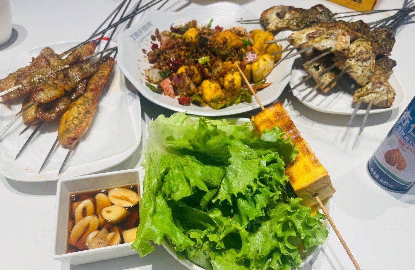 来例假了，我整个人蔫蔫的，也怕冷，他接到我后，盖着他的上衣躺在后座只想睡觉，我的