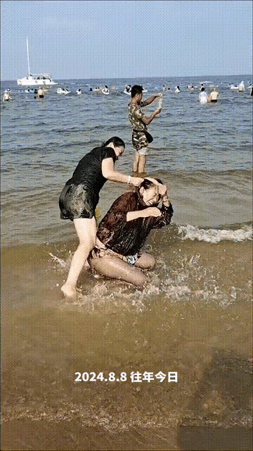 这绝非寻常玩闹，分明是一场彻底的宣泄，将心底积压的怨气与暴戾尽数释放，酣畅淋漓，