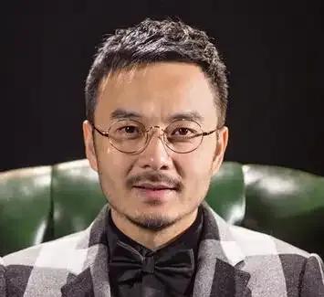 汪涵代言的理财平台爆雷，私自集资致无数家庭血本无归，百万投资打水漂。他口头推荐使