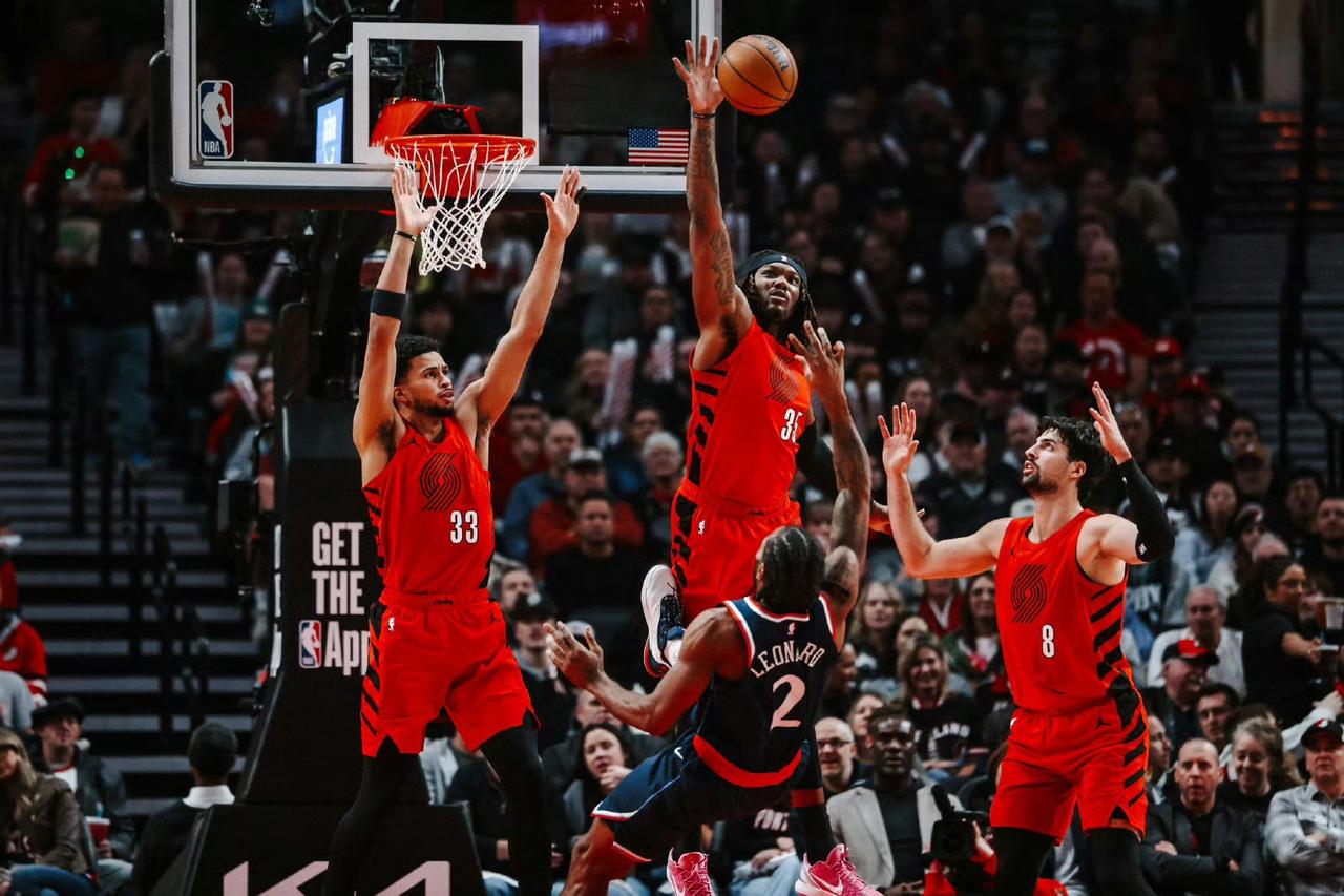 阿祖安心养伤，快船新版三巨头：洛哈德！
祖巴茨受伤的那一刻，船蜜心想：彻底完了！