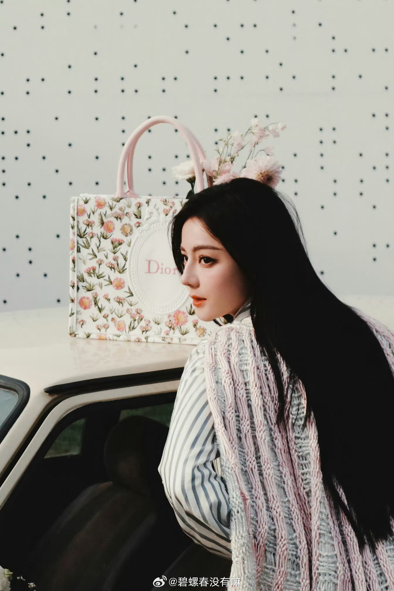 这么离谱的事儿竟然是真的？昨天时尚博主爆料迪丽热巴因飞机中转滞留迪拜后来刷到粉丝