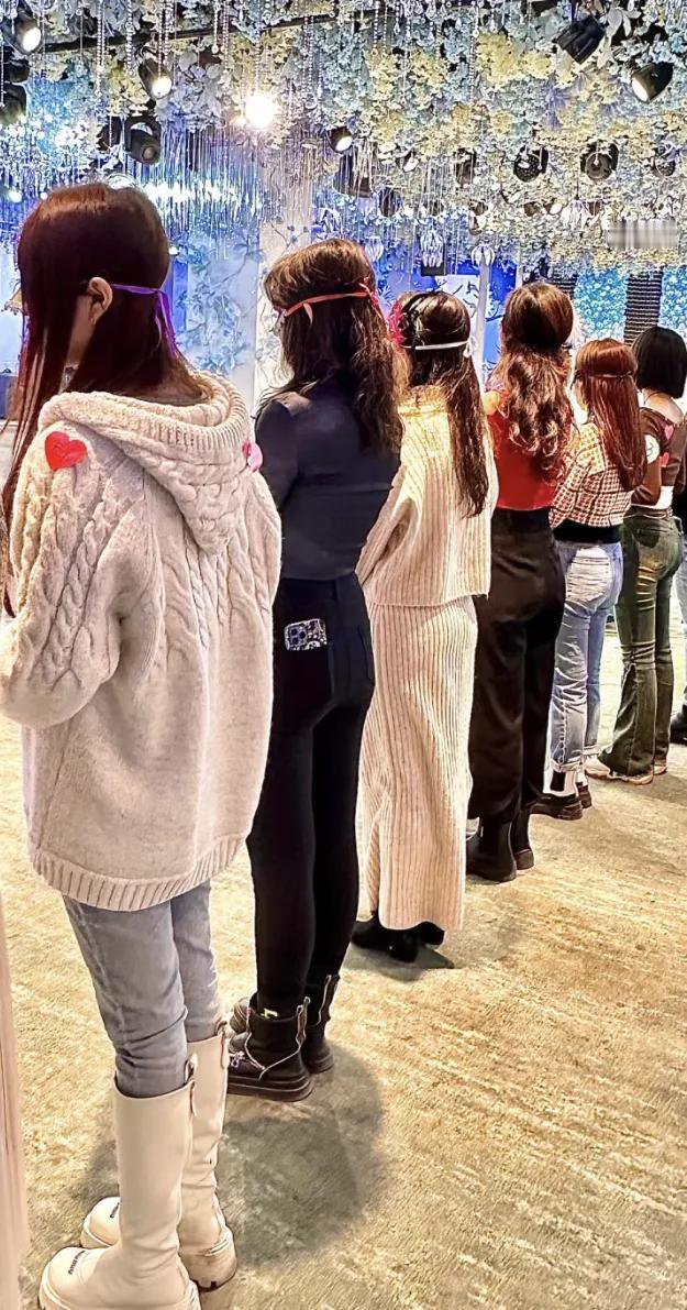 你发现了吗
相亲对象要求都太高了😒😒
我们小区有个女的35岁在家待业，他父母