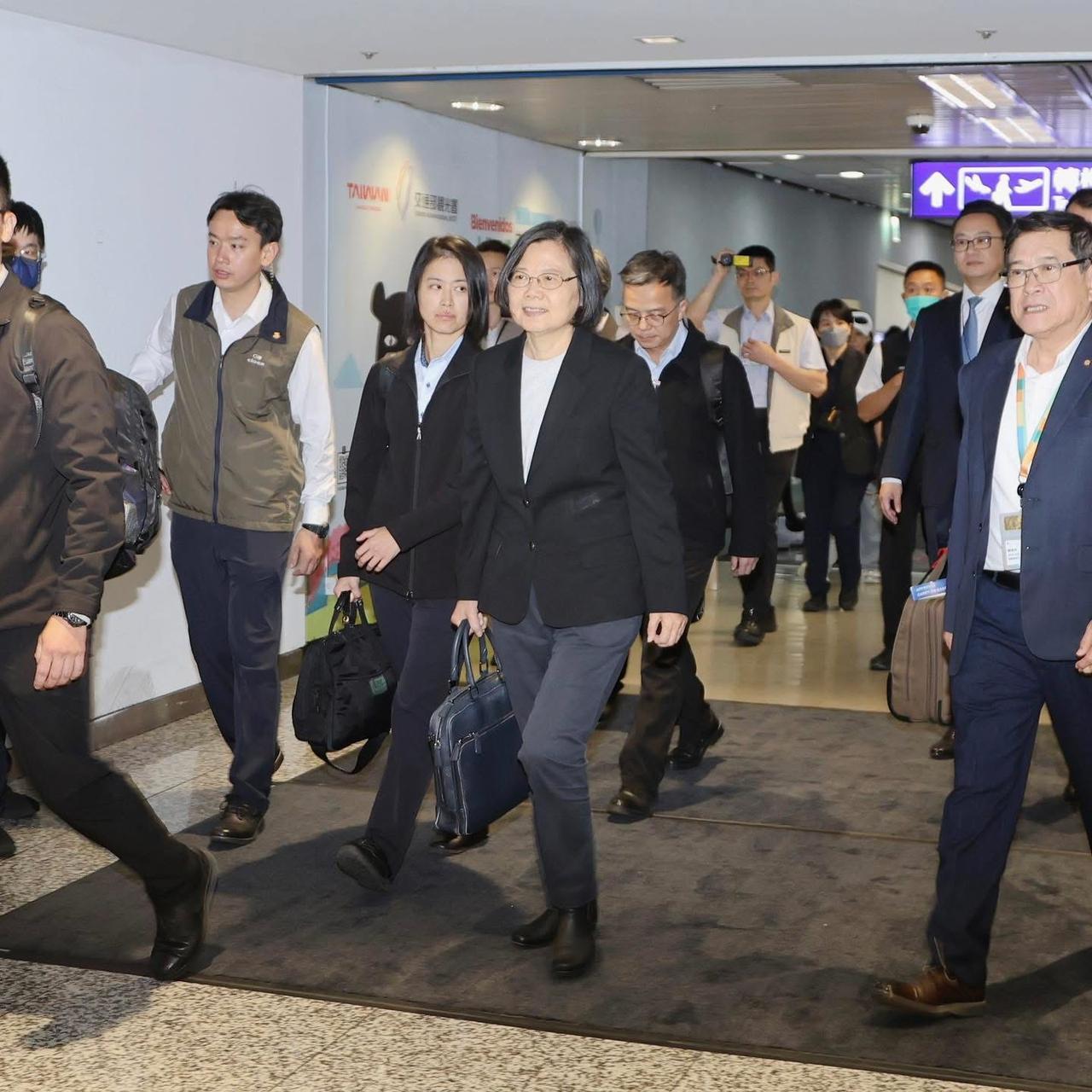 台湾前领导人蔡英文在脸书发文声称「所谓的外交是一棒接一棒，没有停歇的工作」，并以