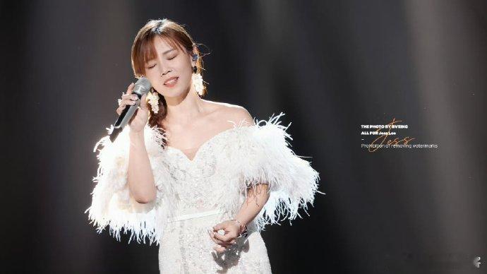 李佳薇[超话]李佳薇值得李佳薇的歌声就像一剂“强心针”，低落时听她唱，能被那份力