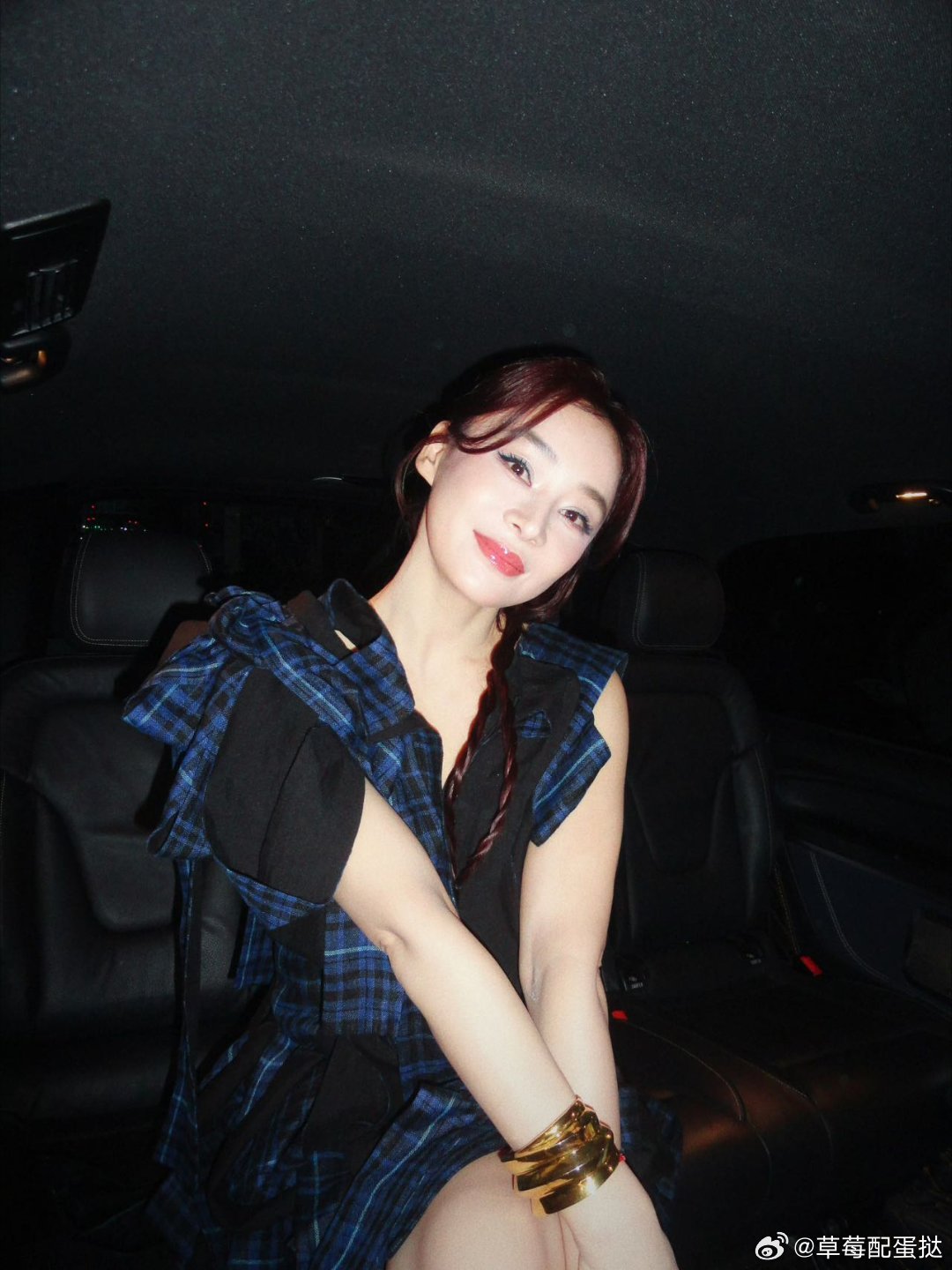 袁姗姗第一章异国千金袁姗姗出个国美成啥了袁姗姗出个国美到认不出！蓝黑格裙搭配利落