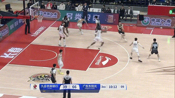 今晚黄荣奇是小外援啊[打call]上场24分钟已经拿到16分6篮板5助攻2抢断[
