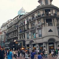 江东人最自以为是了，杭州市16,000多平方公里，城区700多平方公里，人口1,