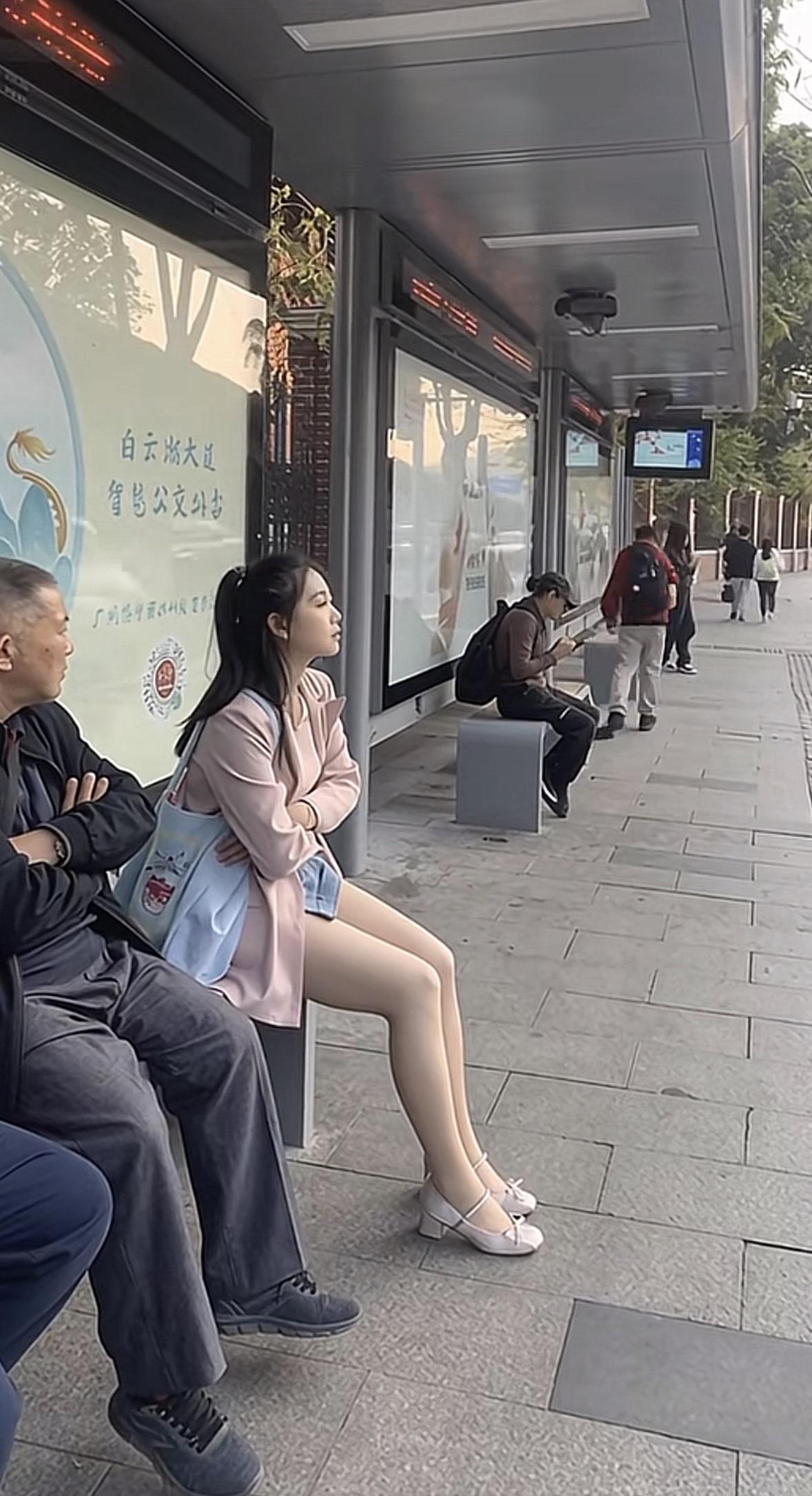 在繁忙的街头，静候公交的片刻宁静。