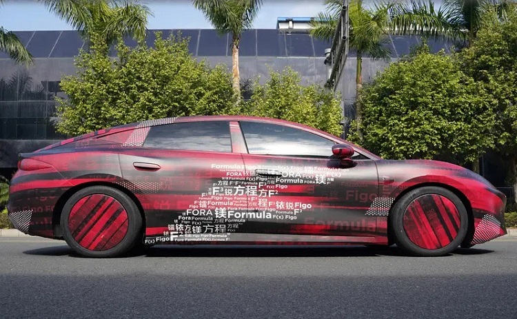 方程豹首款轿车谍照曝光，车衣上醒目的“镁7”字样，结合此前方程豹已经注册了“钛”