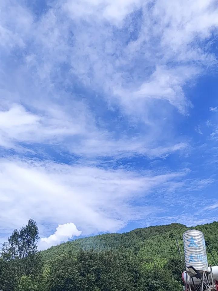 现在的农村真的美得像画卷。群山连绵叠翠，溪水绕村潺潺流淌，满眼都是清润的青山绿水
