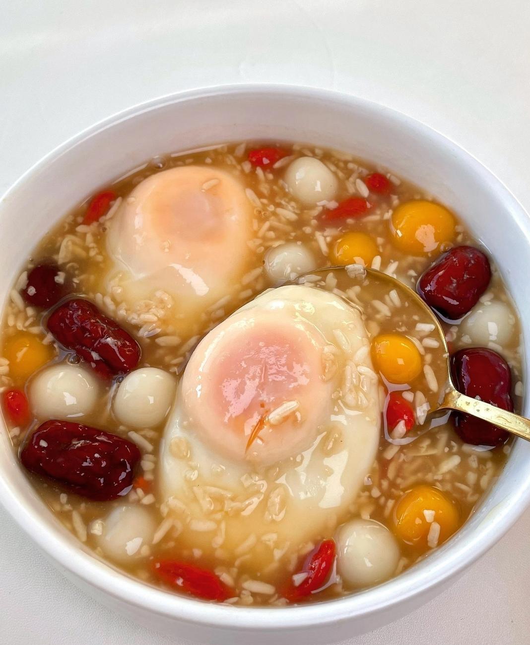 我坐月子的时候，第一天婆婆给我做9个荷包蛋，我全吃了；第二天11个，也全吃了；第