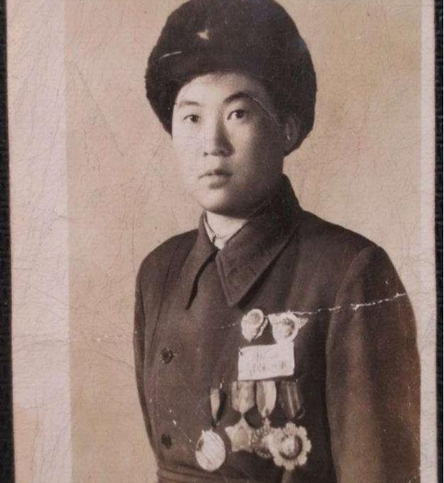 1950年4月，一特等功臣被护士发现是女儿身，众人得此消息后无不深感敬佩，毛主席