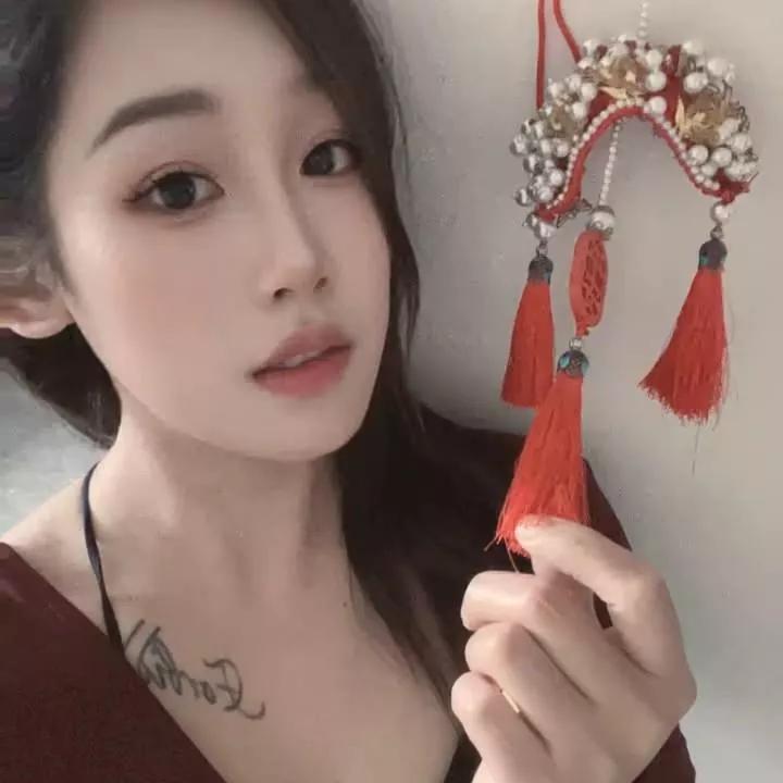 复古风手提包，优雅大方，搭配红色流苏，尽显东方韵味！