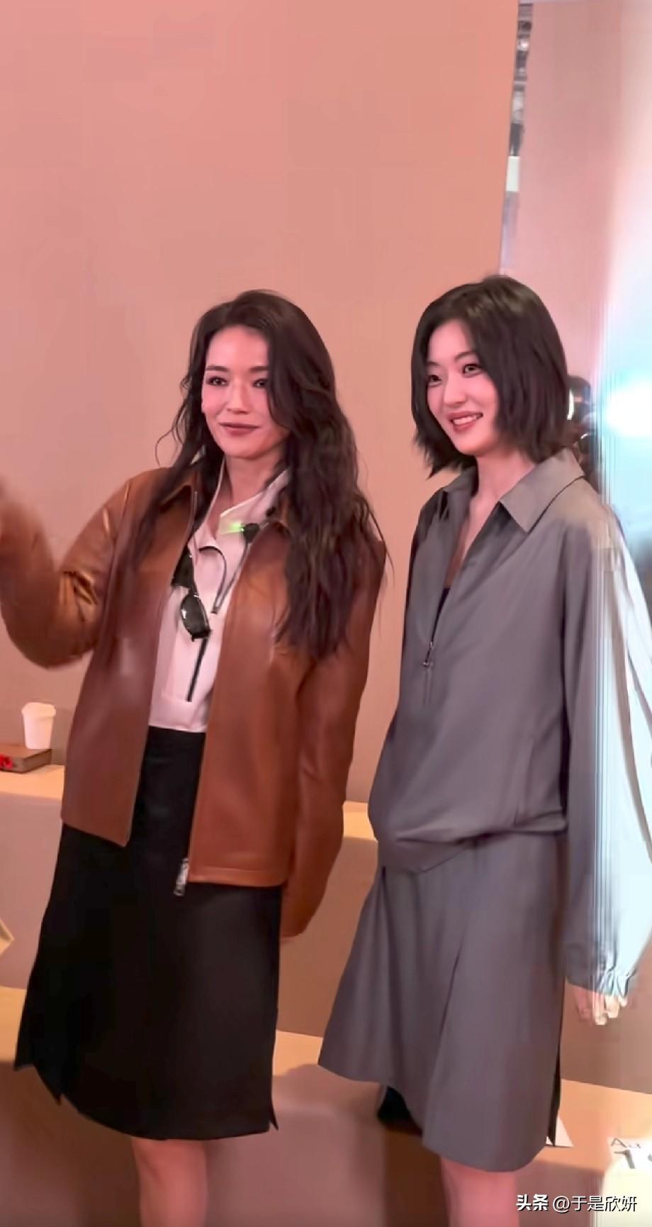 舒淇真的神，年轻姑娘站在旁边，都如此光彩夺目晒图笔记大赛 一老一少 风景独好。舒