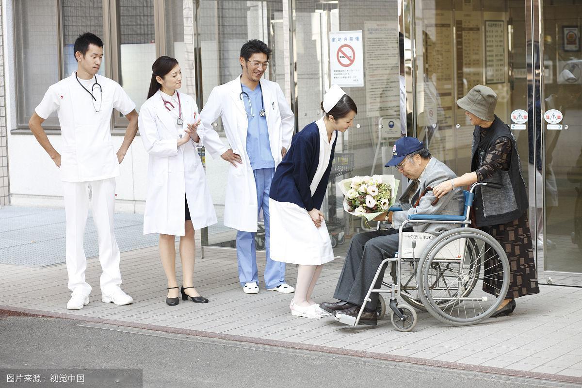 住院三月儿未现，出院先索工资！李大爷举动暖哭网友：女婿胜亲儿
 
镇医院走廊的长