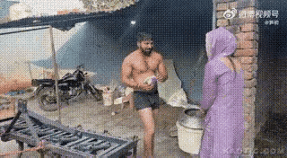 一堆牛盖满女人脸，竟然还在笑，说明印度人爱牛很独特👏