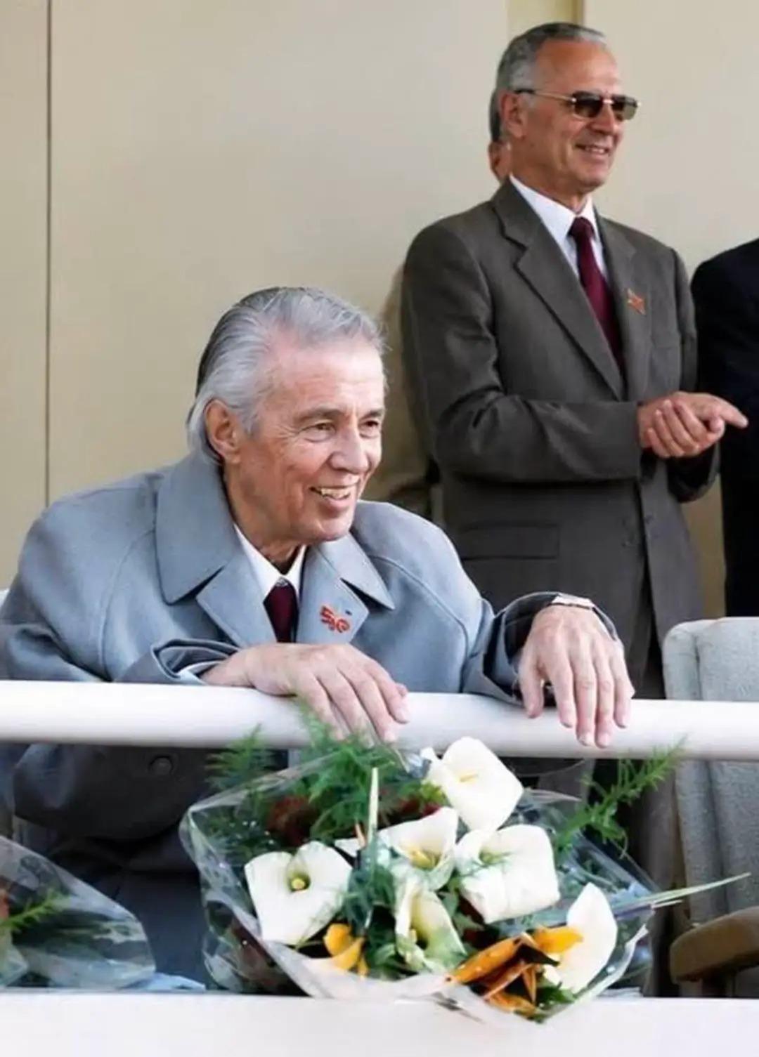 图中人物为恩维尔·霍查（Enver Hoxha，1908—1985），阿尔巴尼亚