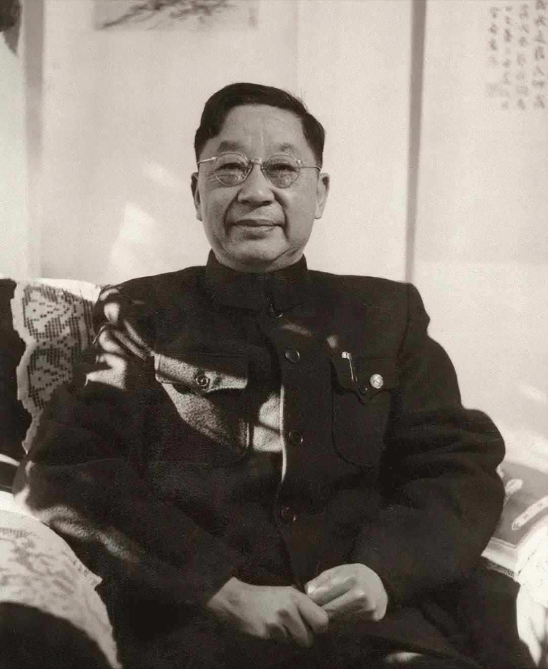 1900年，老舍的父亲战死，母亲决定和大姑子一起过。她打牌、吸鸦片，脾气还不好，