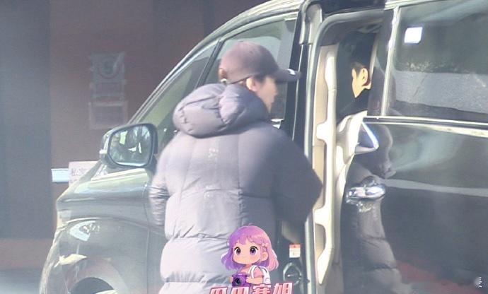 吴京谢楠给儿子报武术班 有八卦媒体拍到谢楠陪儿子吴滺上武术学习班，小朋友背着一把