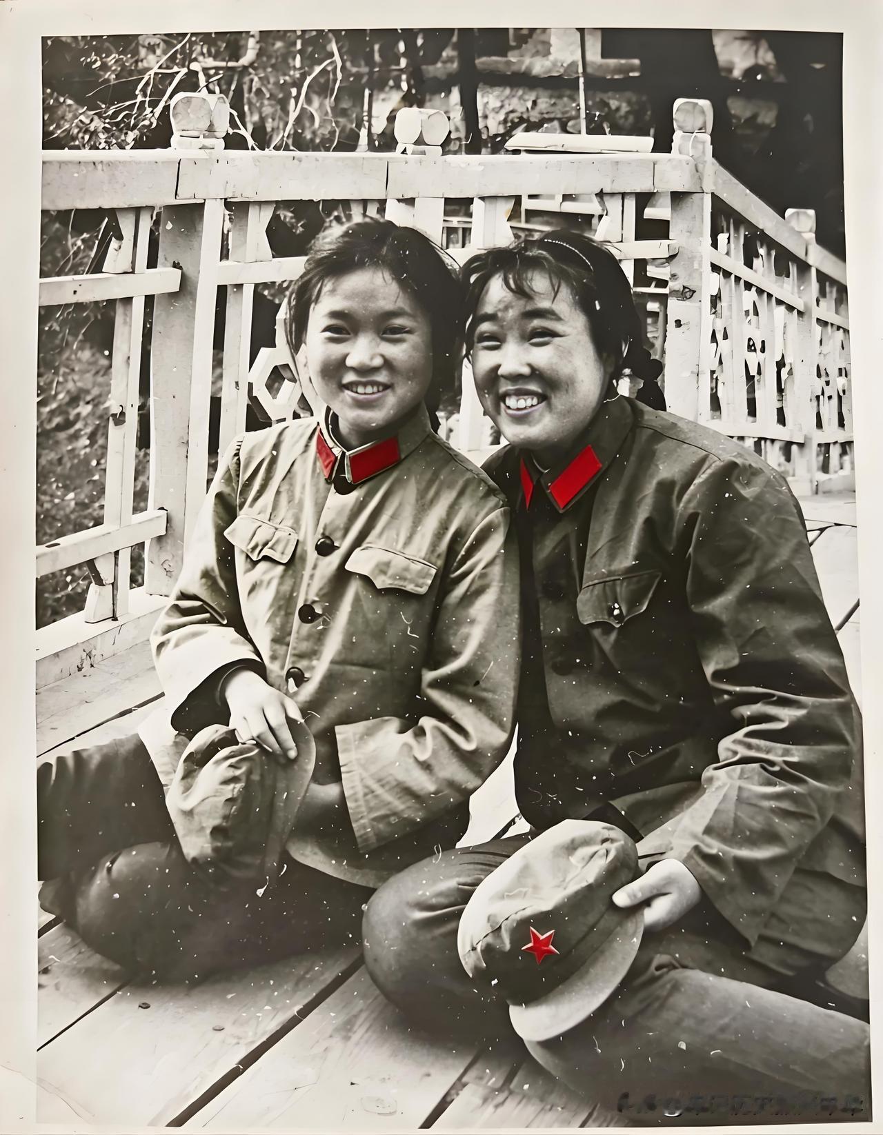 70年代的解放军女兵。同志、战友加姐妹，56年后再相聚，她们的变化大吗？牢记历史