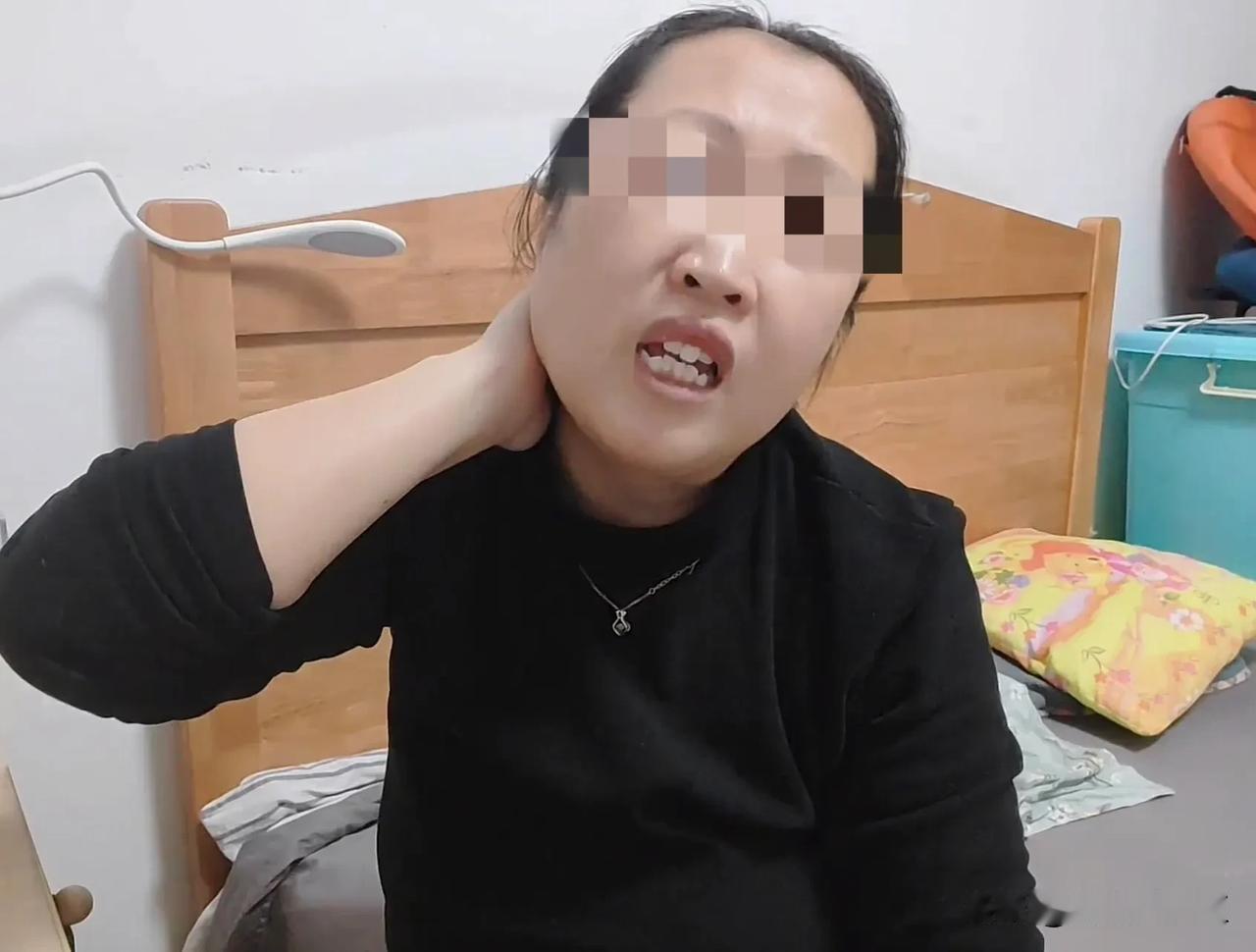 颈椎病犯了，就是干家务累的，这个世界仿佛只有她一个女人一般，只有她一个人知道累，