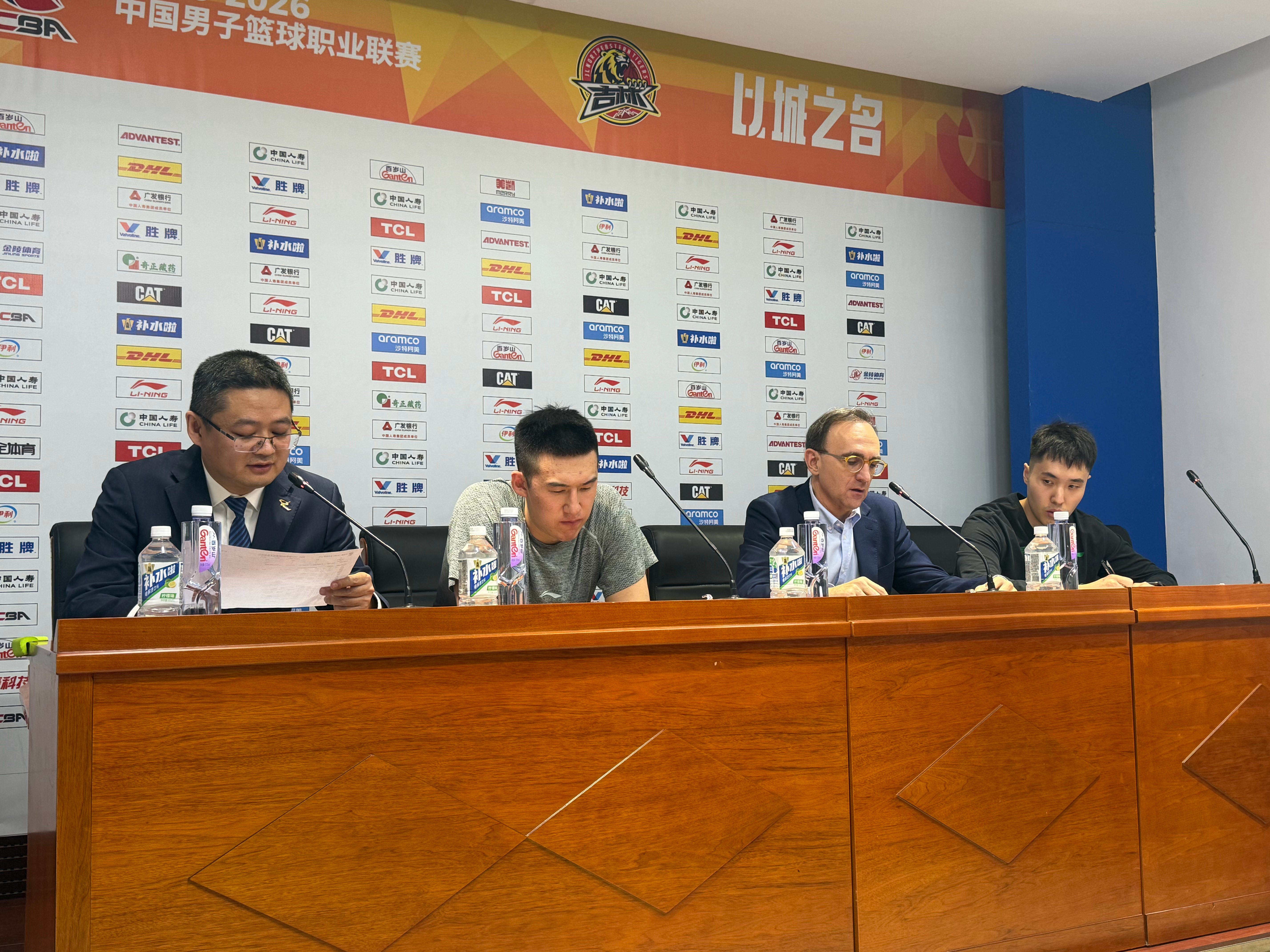 乌戈指导点评比赛：吉林打得非常好，我们防守没做好准备，中场在更衣室尝试做了调整，