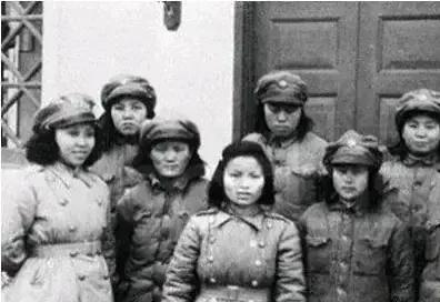 1942年，7名女译电员被日军包围，小鬼子心怀不轨，一脸淫笑地靠近她们，就在日军