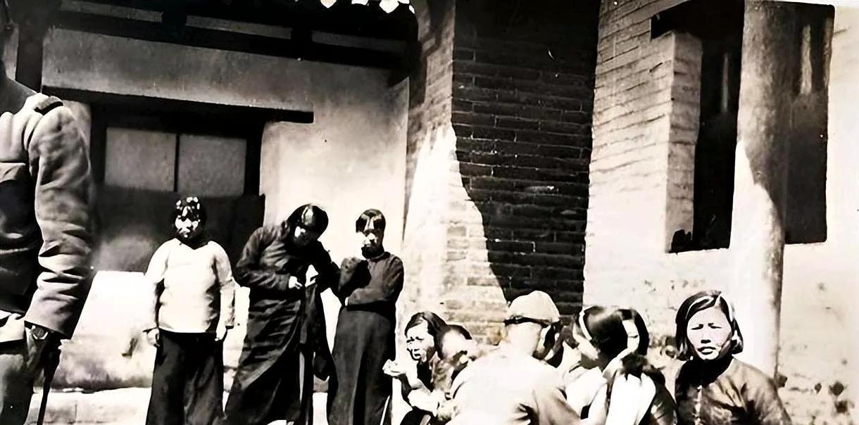 我前几天在图书馆翻抗联的旧资料，看到一页页被虫蛀的油印纸，上面写“交通员小辫儿，