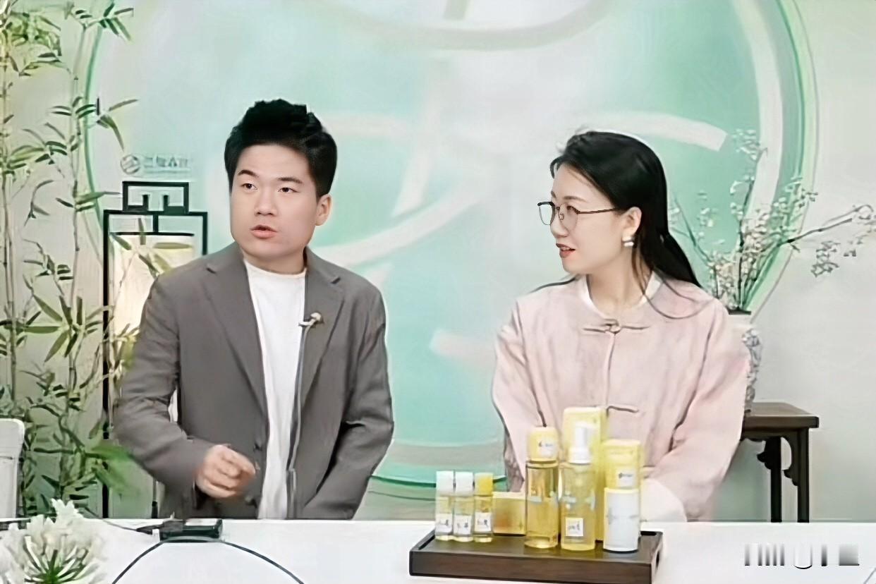 可惜错过了昨晚董宇辉空降兰知春序
他主要来请假，有事出差，一周后见
跟大家聊了半