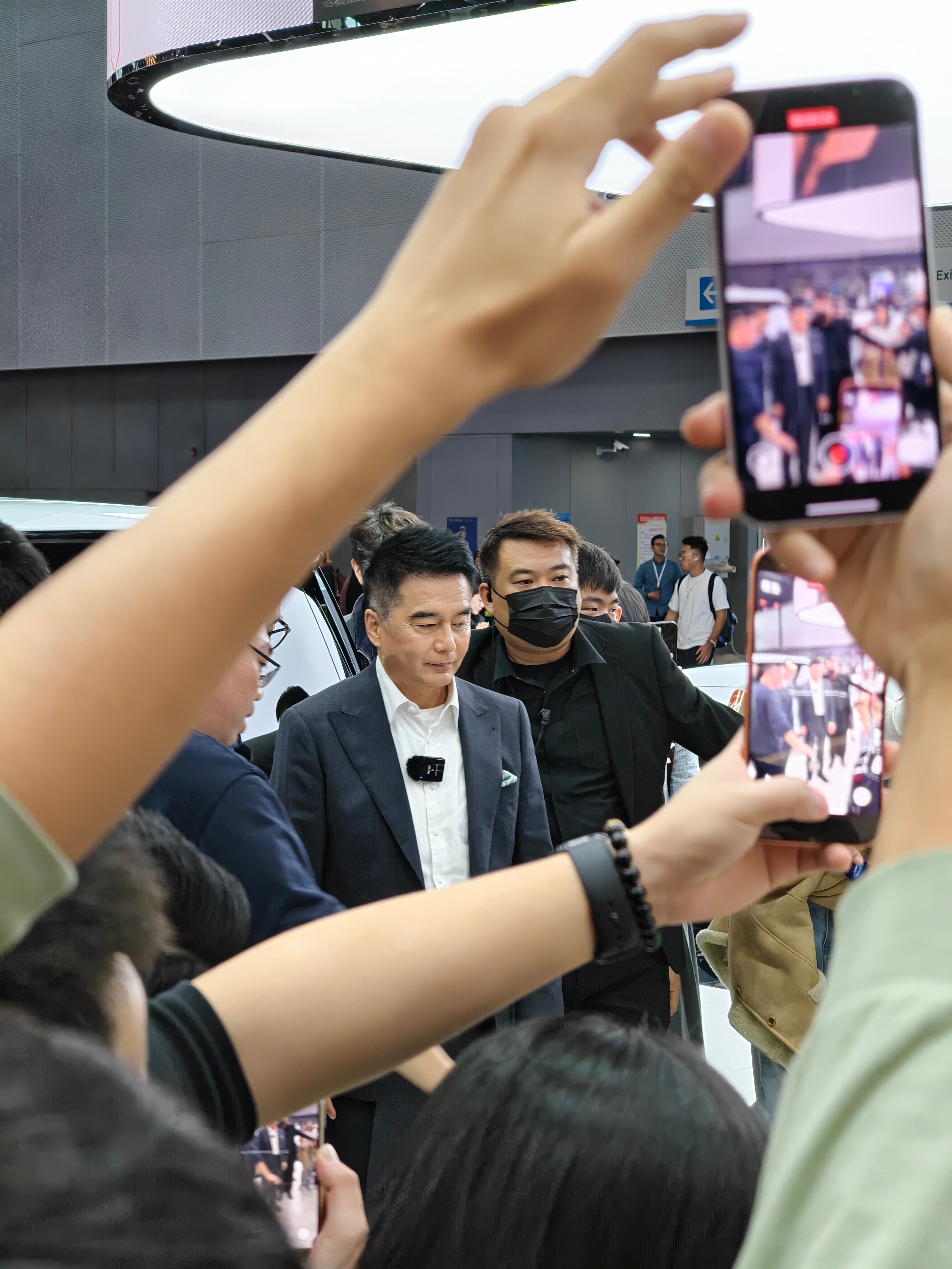 兄弟们，广州车展的第三站来了！看看我拍到了谁？人民的名义达康！极氪展台被围堵的水