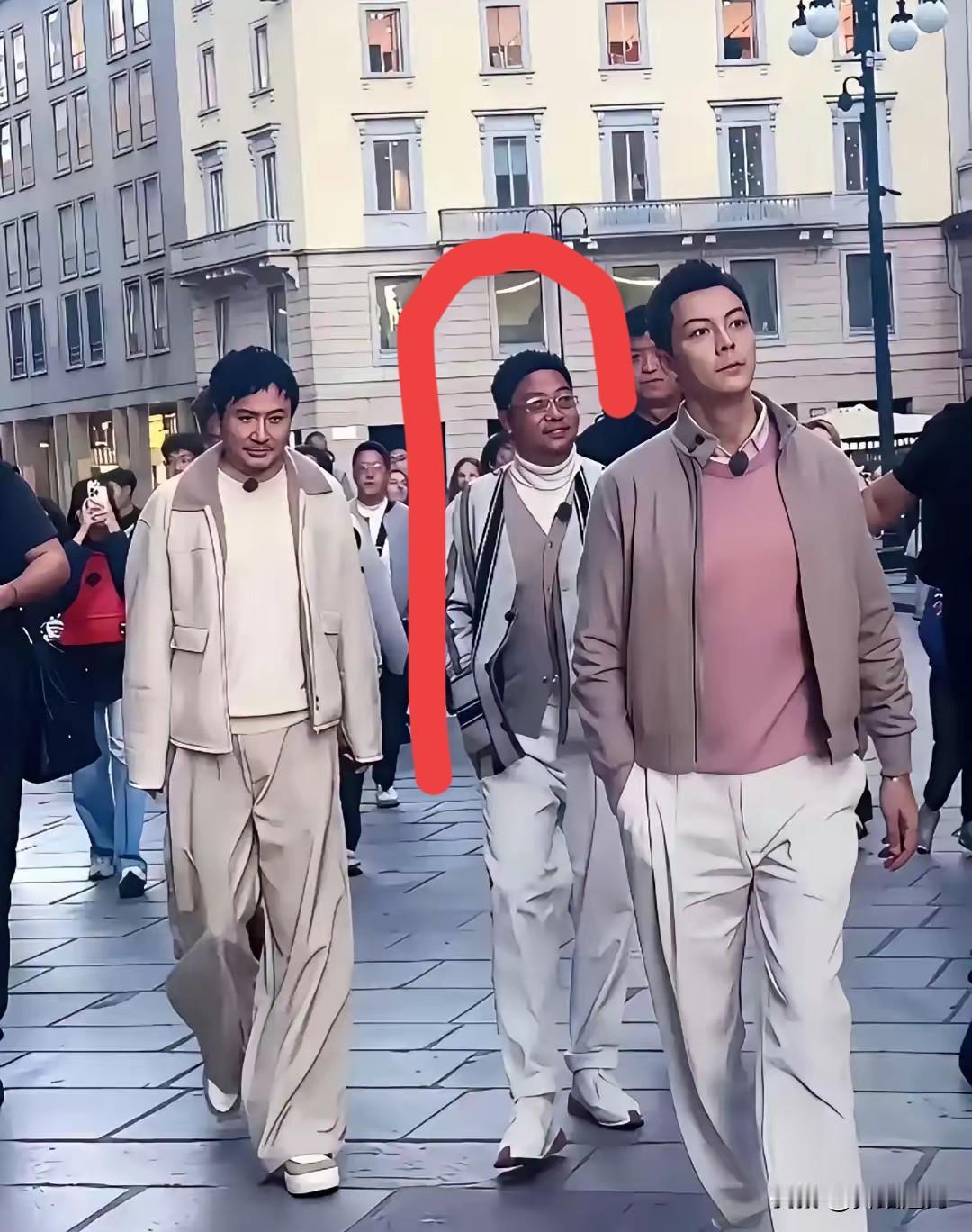 走在最前面的一眼就看出来是“男神”陈伟霆了！高大帅气的形象，依然风采依旧，坚挺的