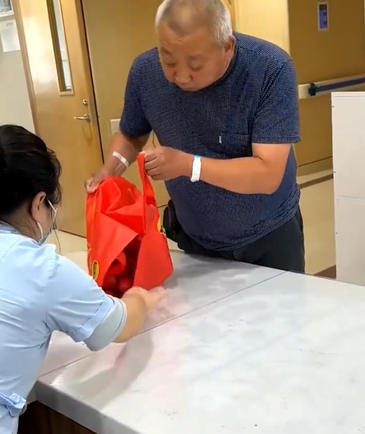 【，护士：推脱过大爷好多次】7月11日，浙江衢州。7旬大爷提大袋李子霸气投喂护士
