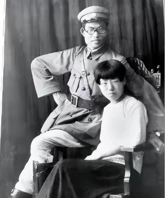 1940年，延安，朱仲芷主动跟丈夫萧劲光离了婚。那一年她已经是六个孩子的娃，和萧