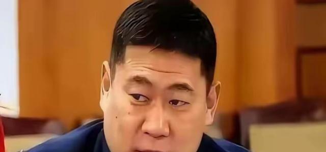 你去蒙古国待几天就会发现一个特别拧巴的现象。乌兰巴托街头的年轻人，嘴上曾骂着中国