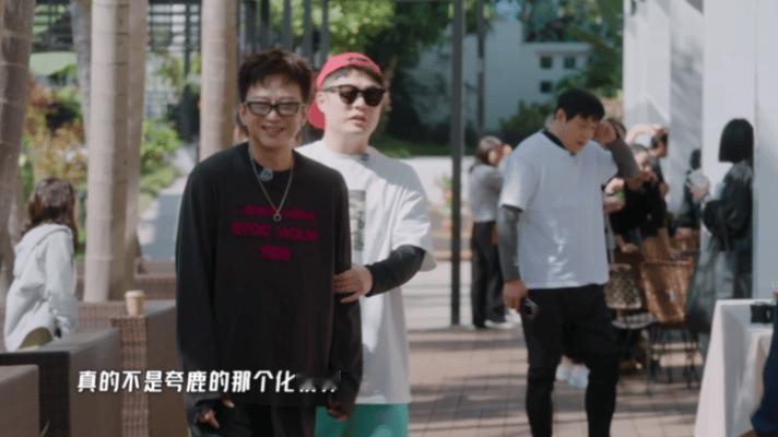 鹿晗提醒冰水面瘫 鹿晗对邓超的关心藏不住！超哥用冰水敷脸，他立马提醒“容易面瘫”