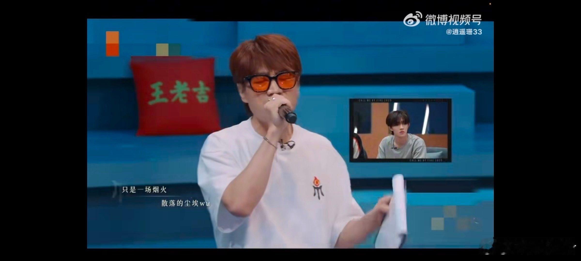 王铮亮披哥神级舞台 谁还没刷过王铮亮的披哥舞台？《离人》氛围感绝了，《烟火里的尘