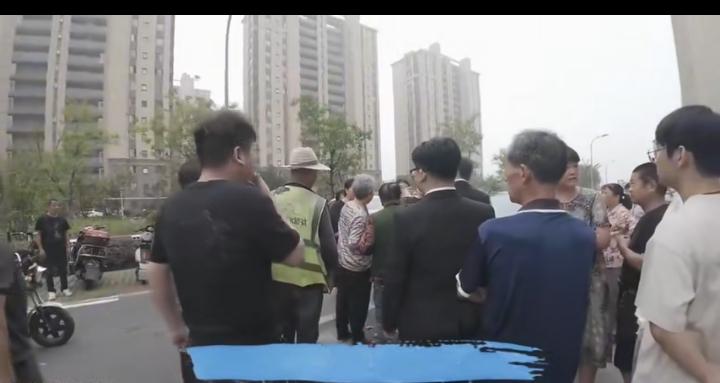 对于胆敢拦婚车的，一律按扰乱治安条例来治它们，扣留半个月，看谁还敢！
在我们这个