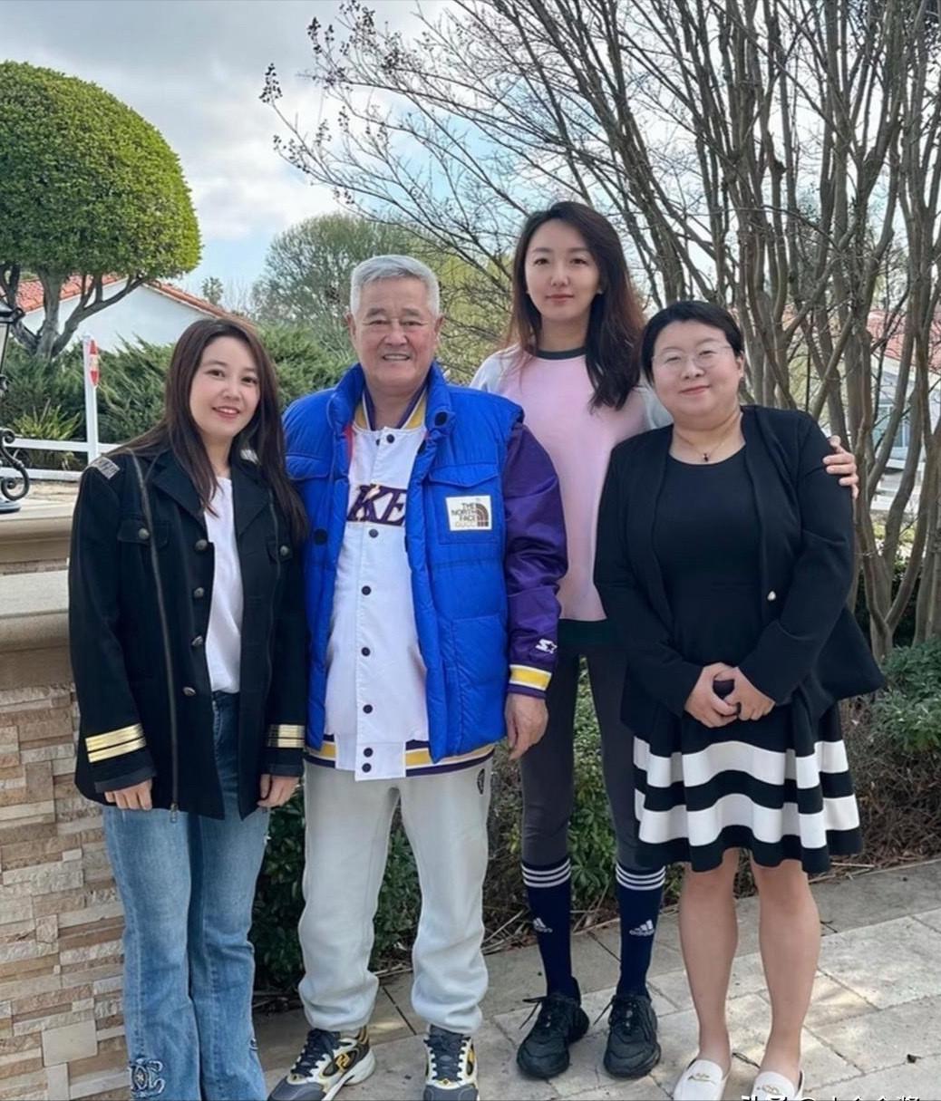 68岁的赵本山又挂了热搜，不过这次不是要复出，是女儿球球把他的退休日子抖落出来了