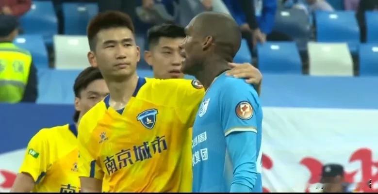 北京时间2024年10月13日，在中甲联赛第二十七轮的一场比赛中，大连英博2：0