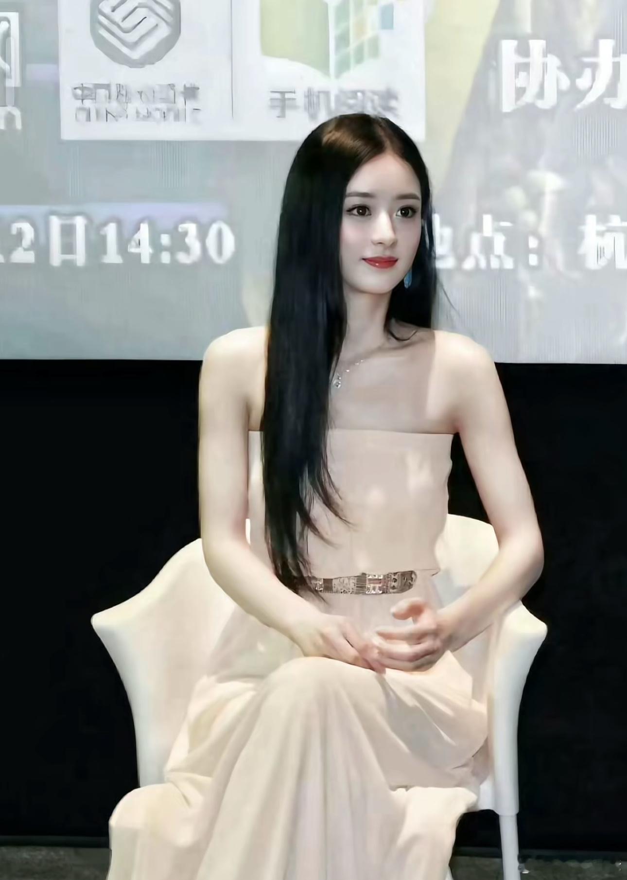 赵丽颖颜值一直被低估 翻看早期一些照片能看出赵丽颖现在和早期没什么两样。多了一份